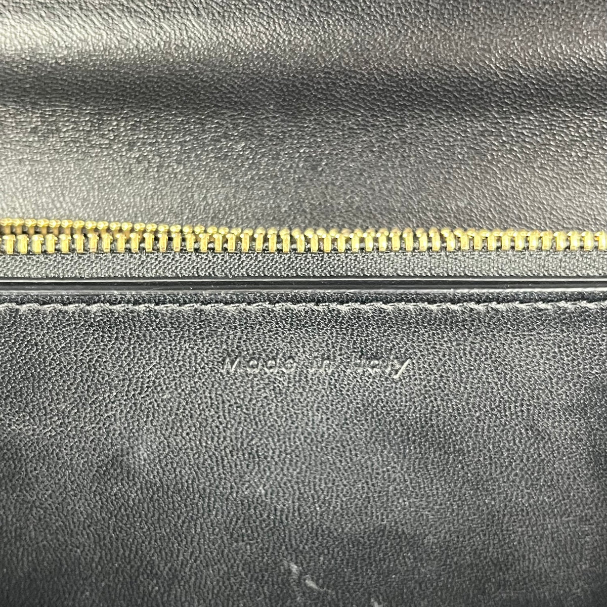 Celine Classic Box Bag Medium Nera in Pelle di Vitello con Chiusura Dorata e Tracolla Regolabile
