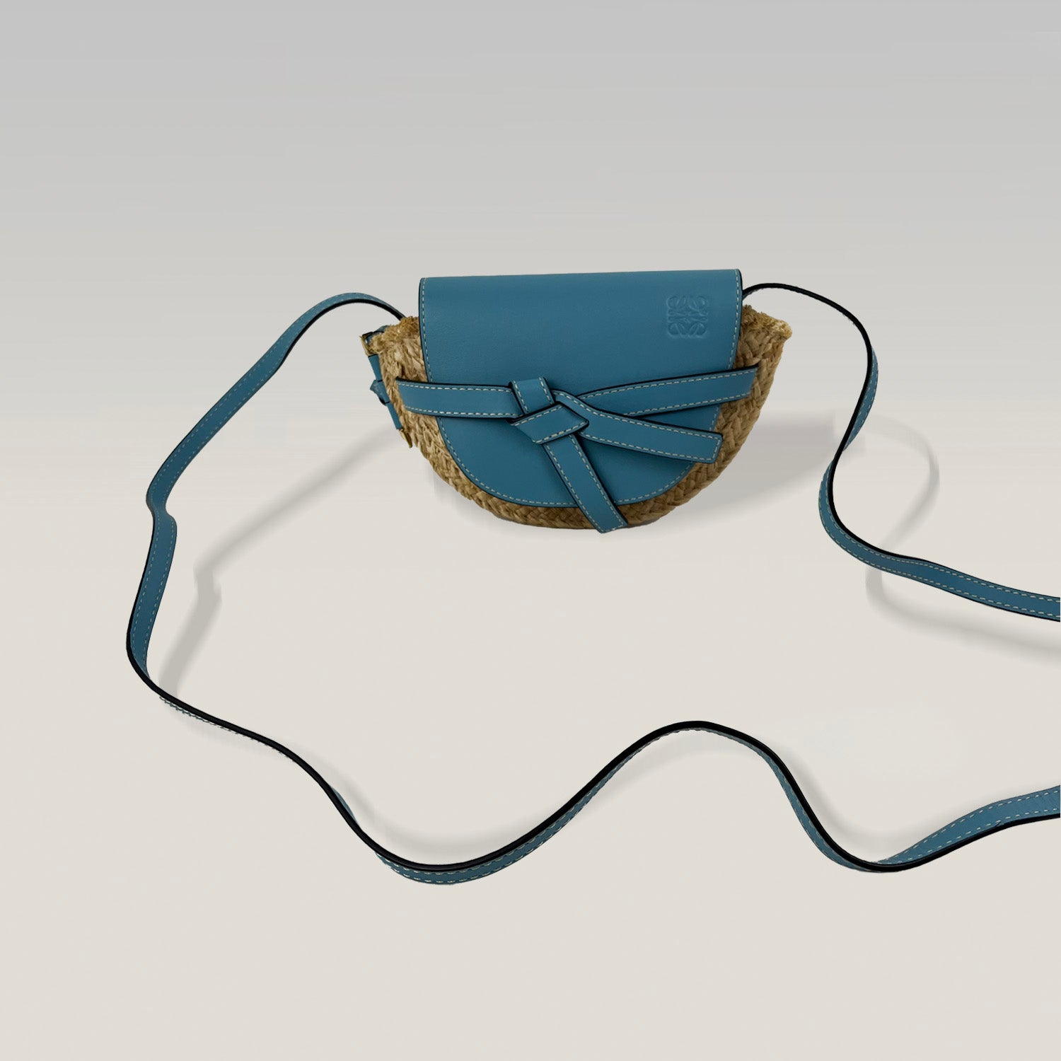 LOEWE Mini Gate in pelle blu e rafia naturale – Edizione estiva