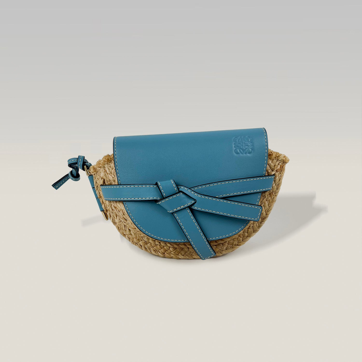 LOEWE Mini Gate in pelle blu e rafia naturale – Edizione estiva