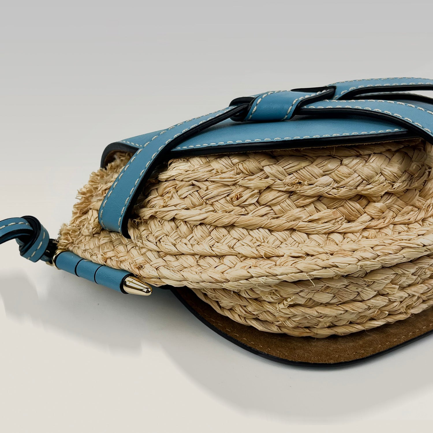 LOEWE Mini Gate in pelle blu e rafia naturale – Edizione estiva