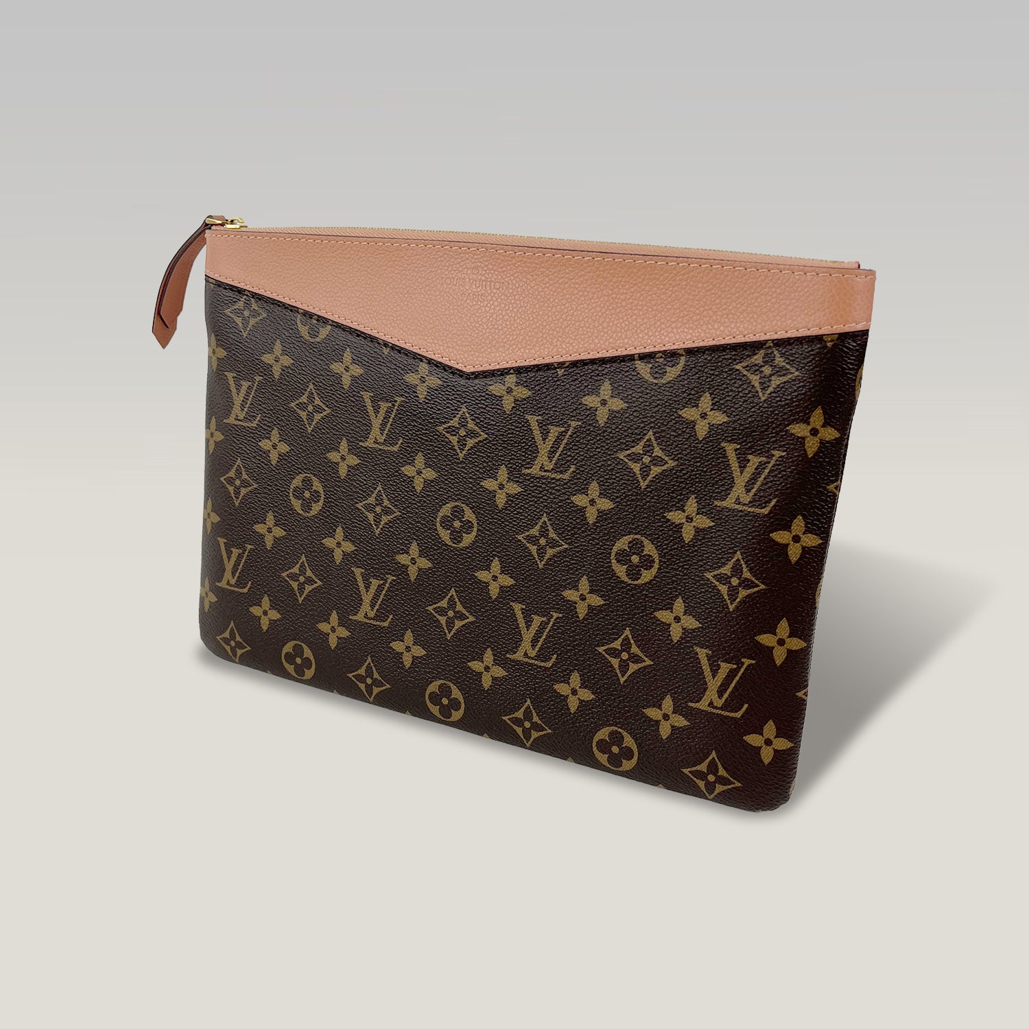 Pochette Louis Vuitton Daily Monogram con dettagli in pelle rosa