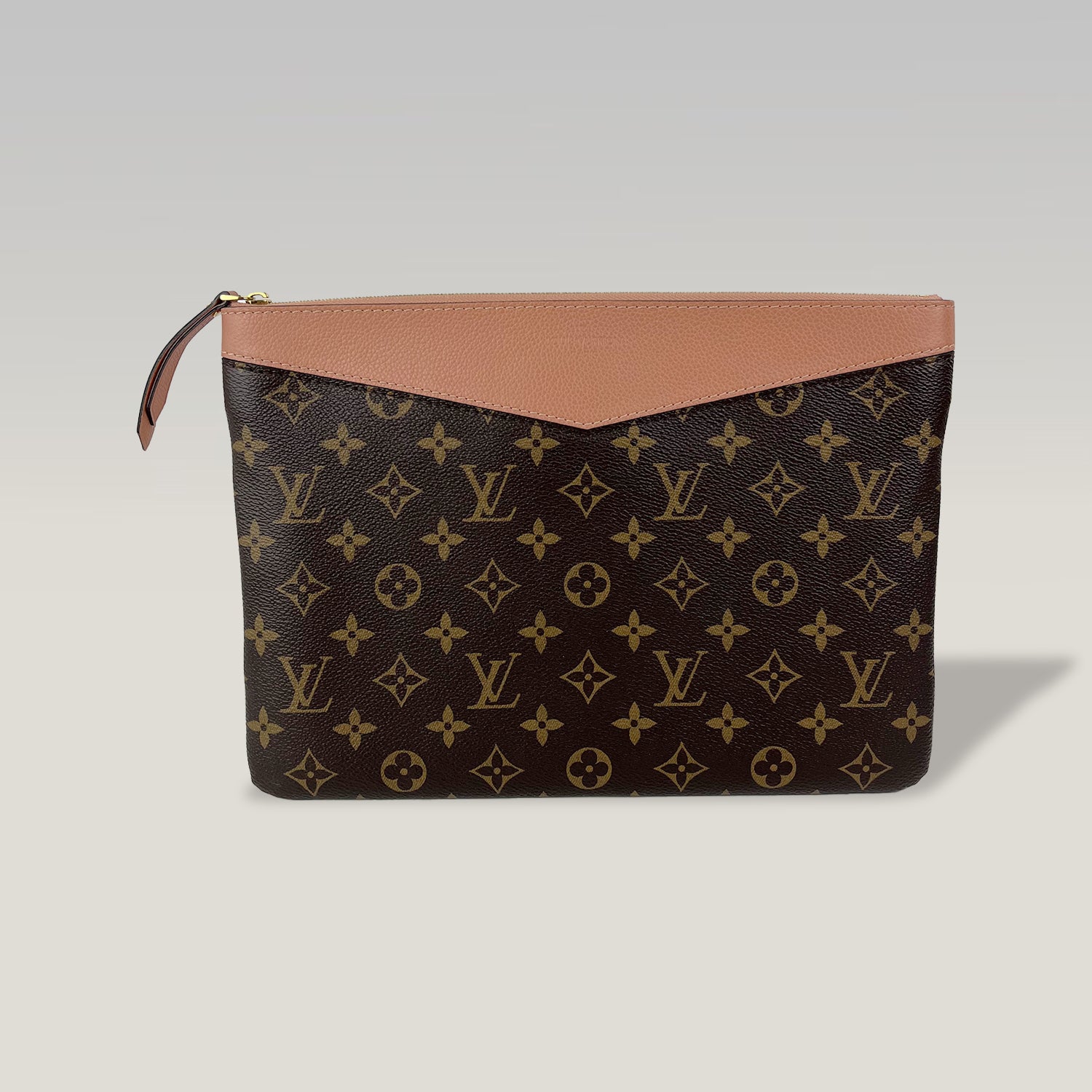 Pochette Louis Vuitton Daily Monogram con dettagli in pelle rosa