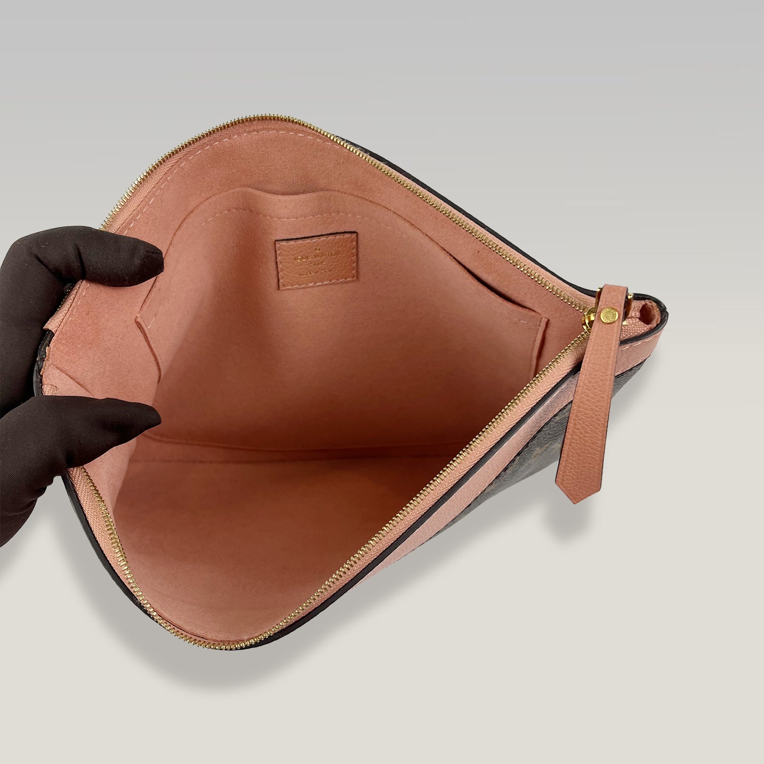 Pochette Louis Vuitton Daily Monogram con dettagli in pelle rosa