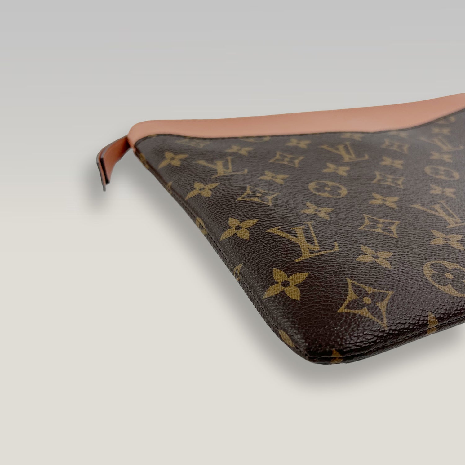 Pochette Louis Vuitton Daily Monogram con dettagli in pelle rosa