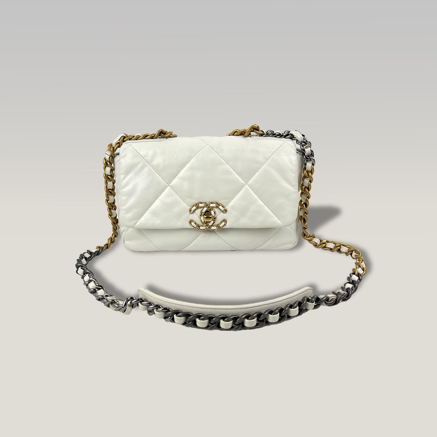 Chanel 19 Small in Pelle Bianca con Hardware Oro e Catena Mista