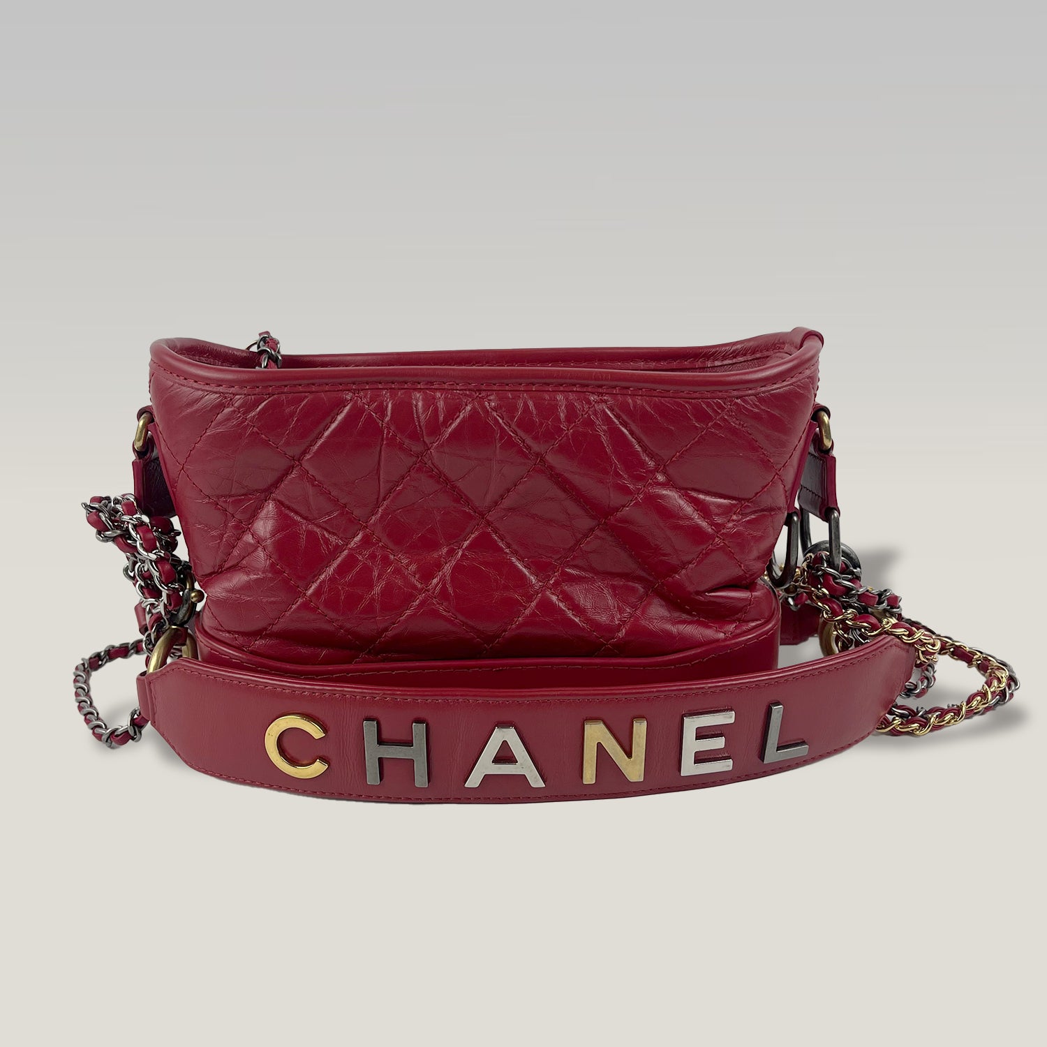 Chanel Gabrielle Hobo Piccola in Pelle di Vitello Invecchiata Rossa Trapuntata con Logo Chanel – Borsa a Spalla