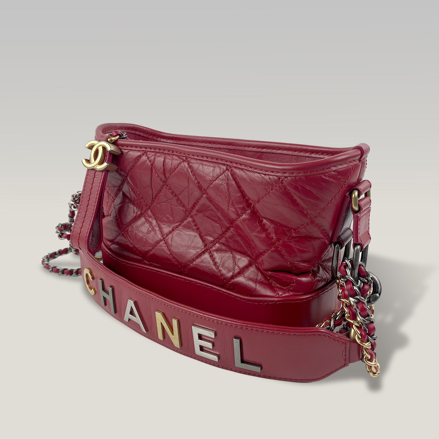 Chanel Gabrielle Hobo Piccola in Pelle di Vitello Invecchiata Rossa Trapuntata con Logo Chanel – Borsa a Spalla
