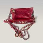 Chanel Gabrielle Hobo Piccola in Pelle di Vitello Invecchiata Rossa Trapuntata con Logo Chanel – Borsa a Spalla
