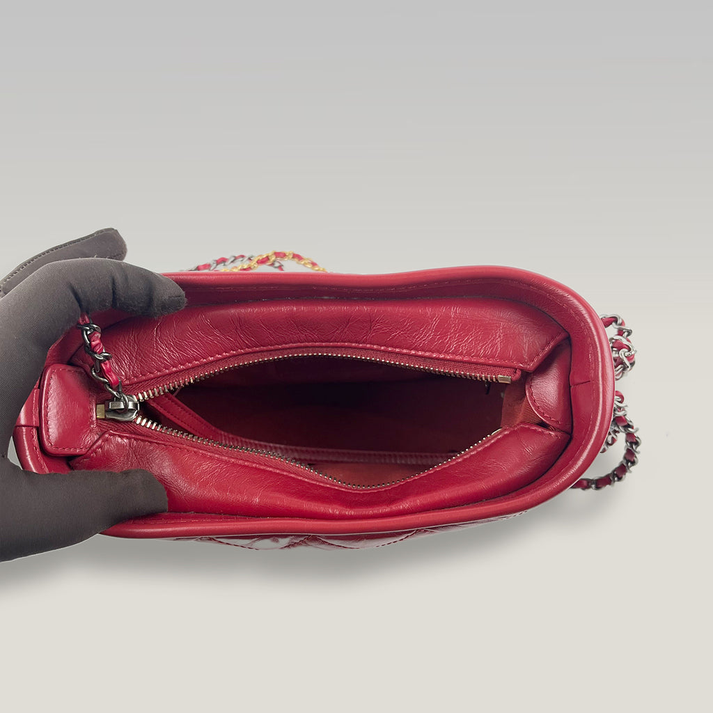 Chanel Gabrielle Hobo Piccola in Pelle di Vitello Invecchiata Rossa Trapuntata con Logo Chanel – Borsa a Spalla