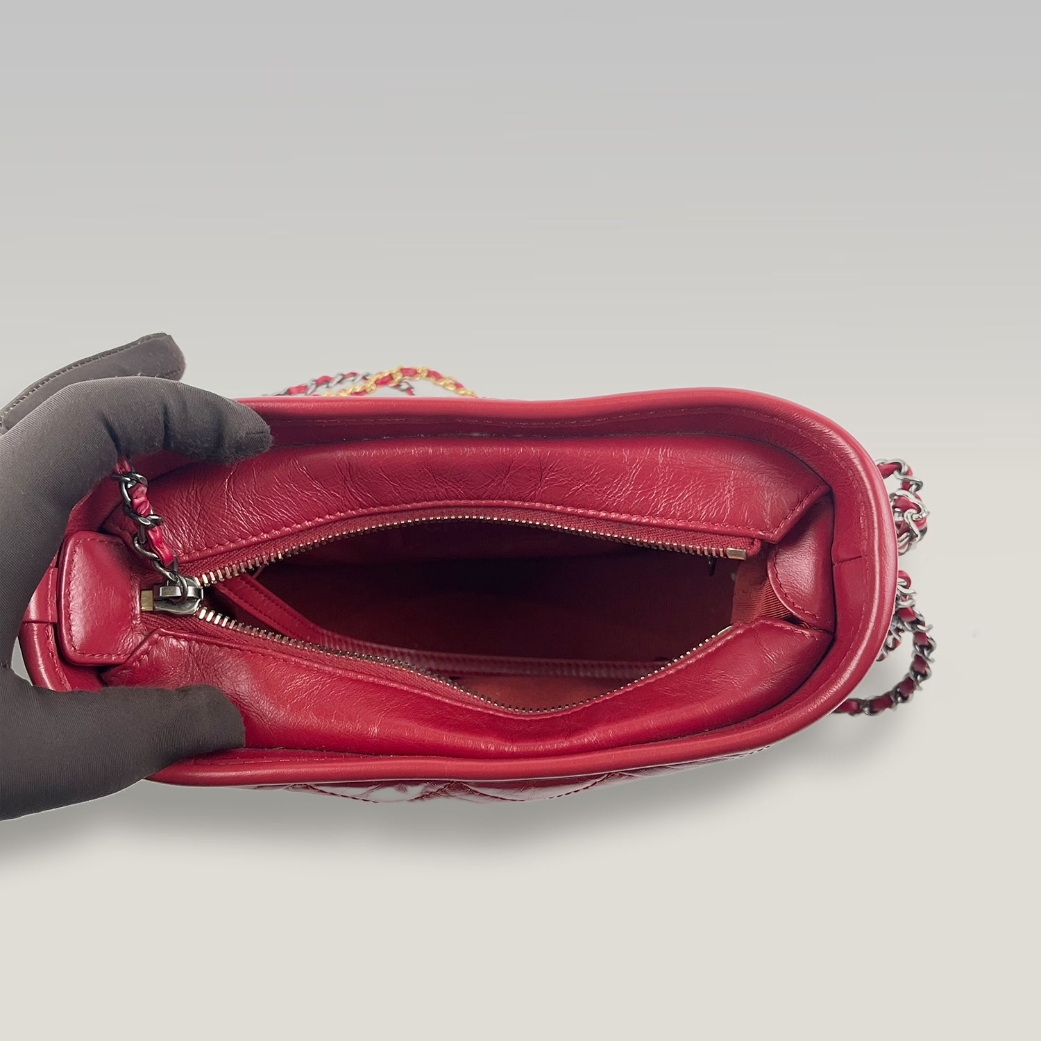 Chanel Gabrielle Hobo Piccola in Pelle di Vitello Invecchiata Rossa Trapuntata con Logo Chanel – Borsa a Spalla
