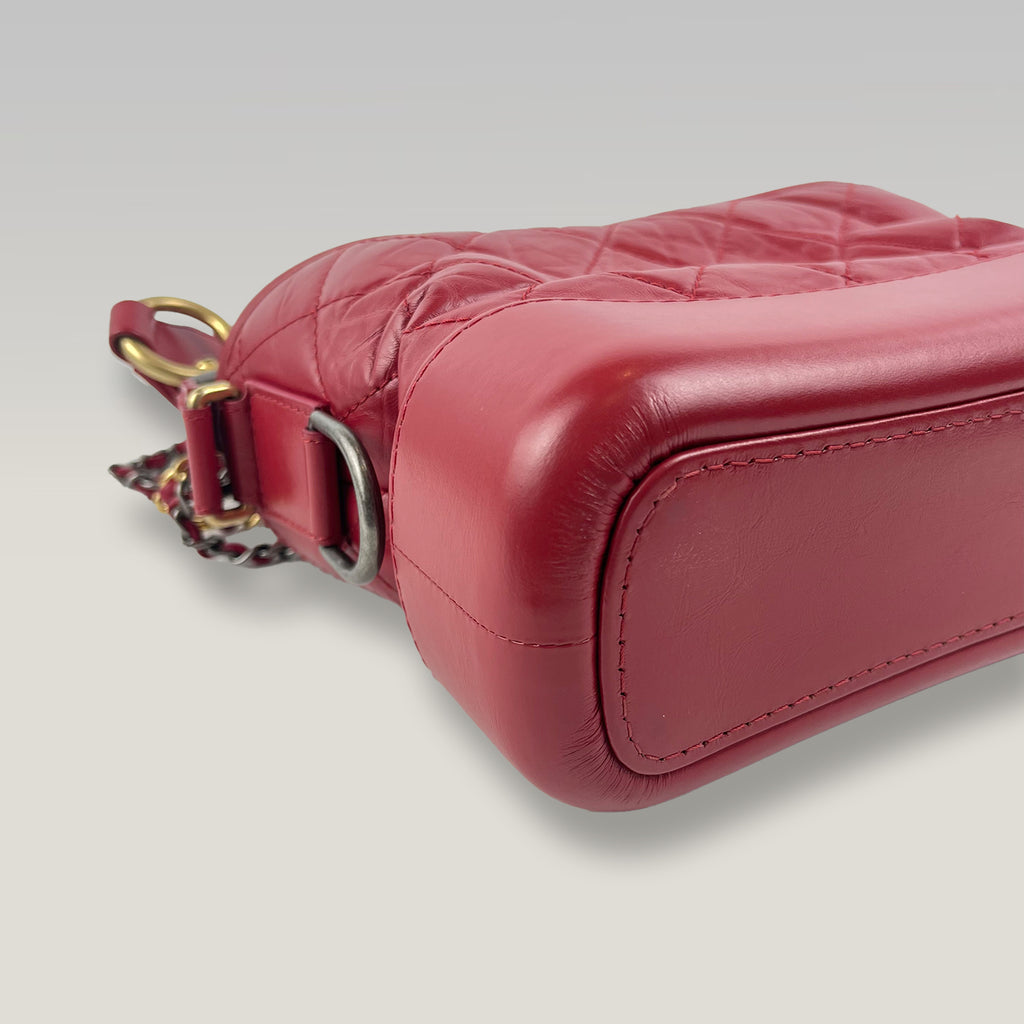 Chanel Gabrielle Hobo Piccola in Pelle di Vitello Invecchiata Rossa Trapuntata con Logo Chanel – Borsa a Spalla