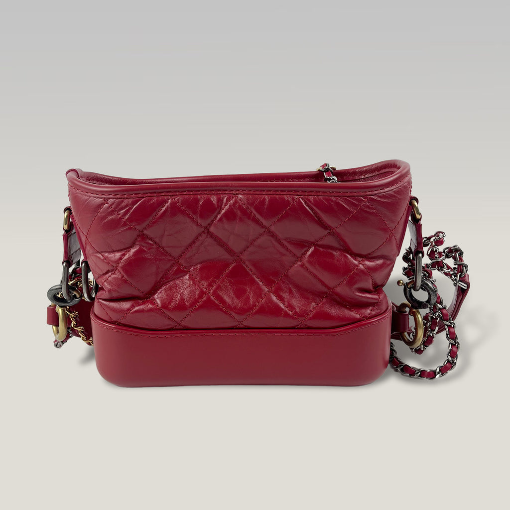 Chanel Gabrielle Hobo Piccola in Pelle di Vitello Invecchiata Rossa Trapuntata con Logo Chanel – Borsa a Spalla