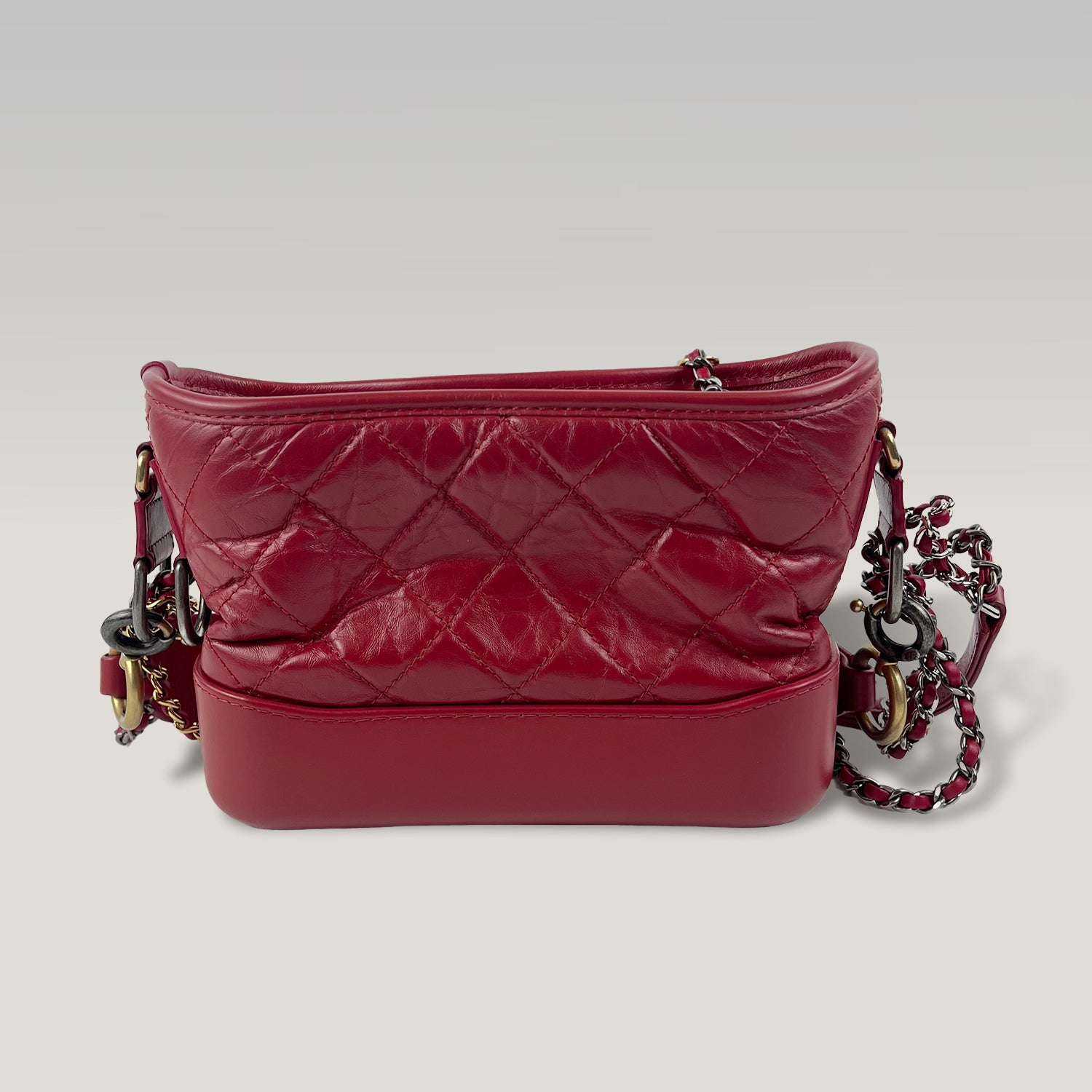 Chanel Gabrielle Hobo Piccola in Pelle di Vitello Invecchiata Rossa Trapuntata con Logo Chanel – Borsa a Spalla