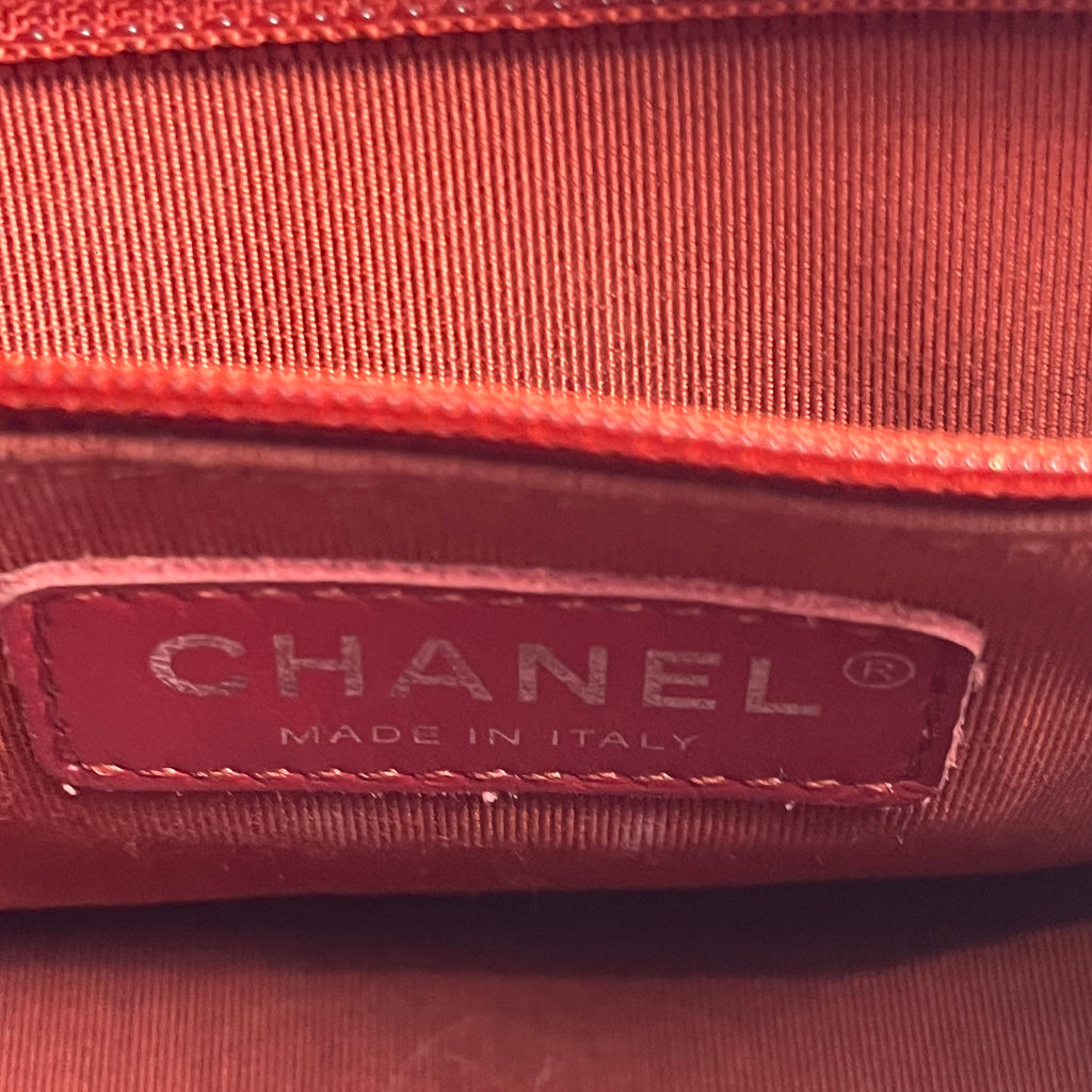 Chanel Gabrielle Hobo Piccola in Pelle di Vitello Invecchiata Rossa Trapuntata con Logo Chanel – Borsa a Spalla