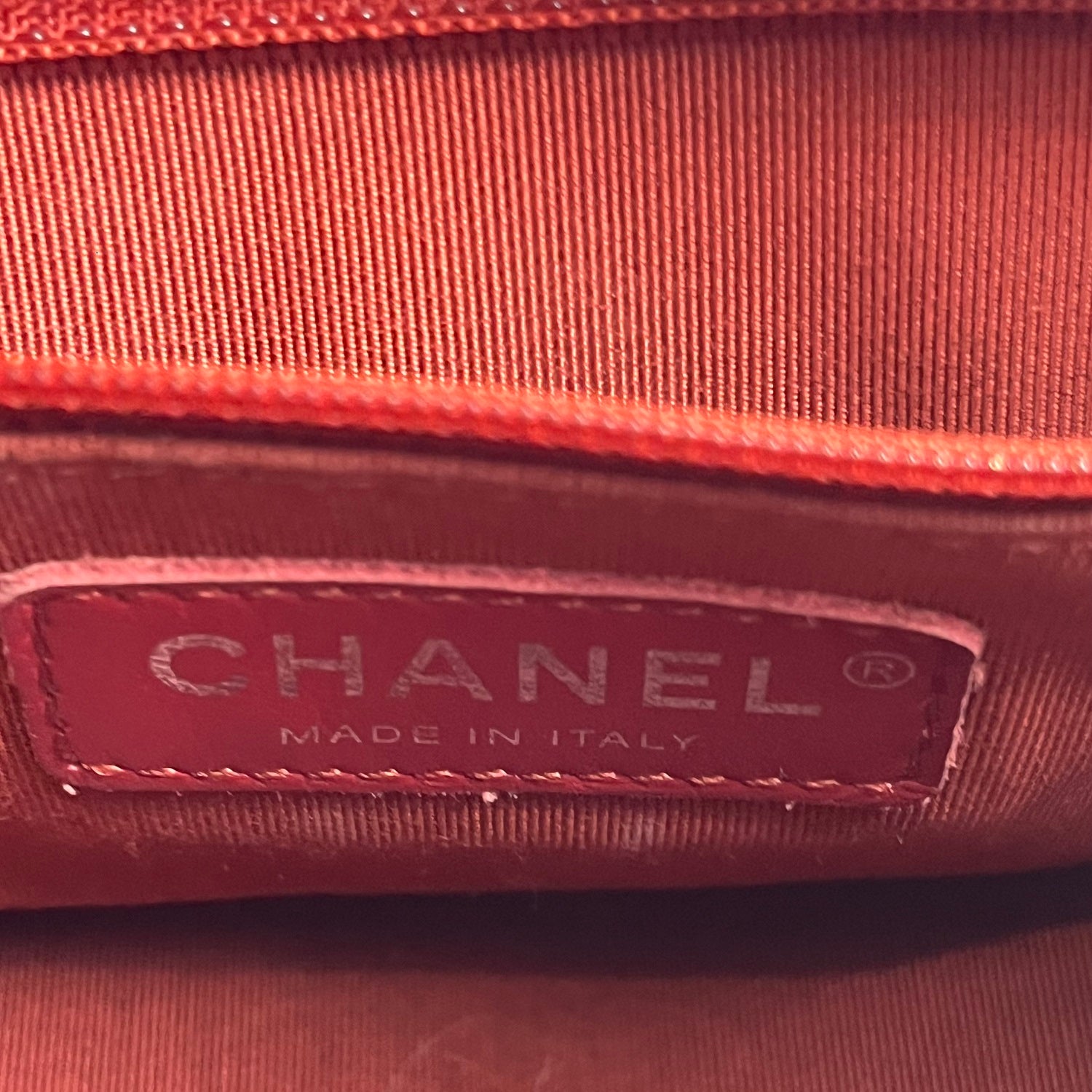 Chanel Gabrielle Hobo Piccola in Pelle di Vitello Invecchiata Rossa Trapuntata con Logo Chanel – Borsa a Spalla