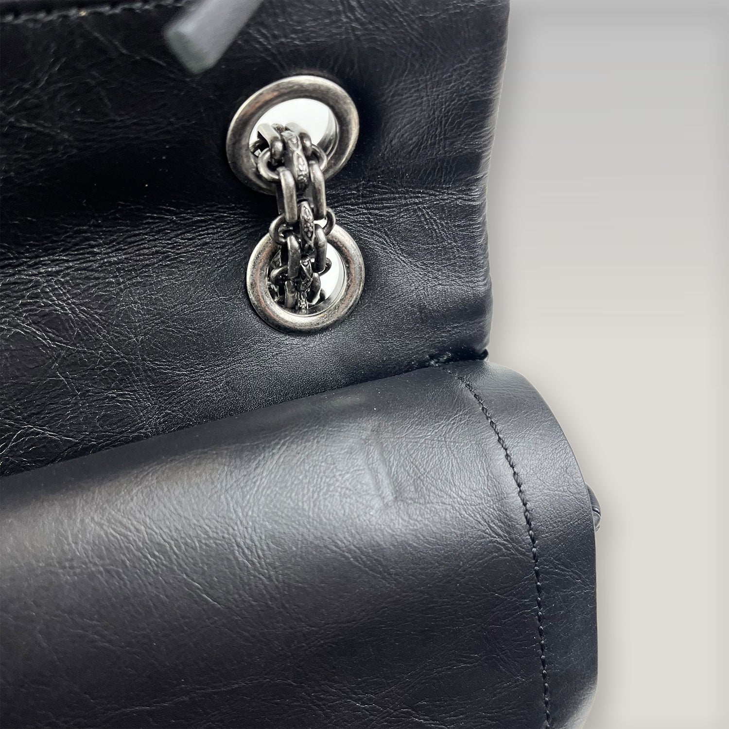 Chanel 2.55 Reissue Medium Bag Nera in Pelle Trapuntata con Metalleria Grigia