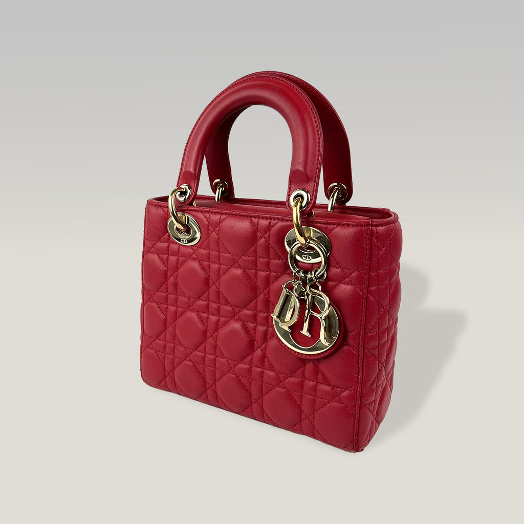 Dior Lady Dior Small Rossa in Pelle Cannage con Charm D.I.O.R.