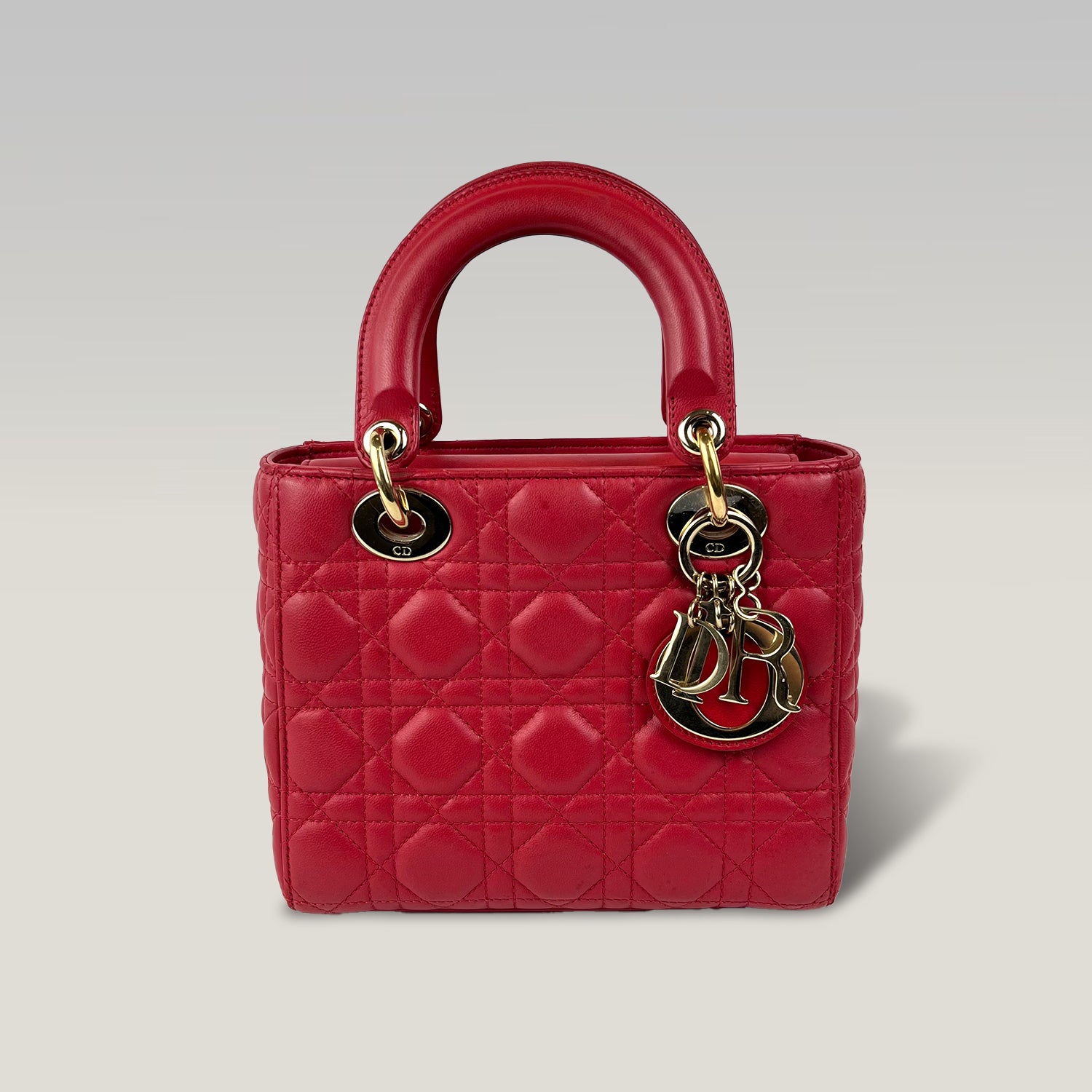 Dior Lady Dior Small Rossa in Pelle Cannage con Charm D.I.O.R.