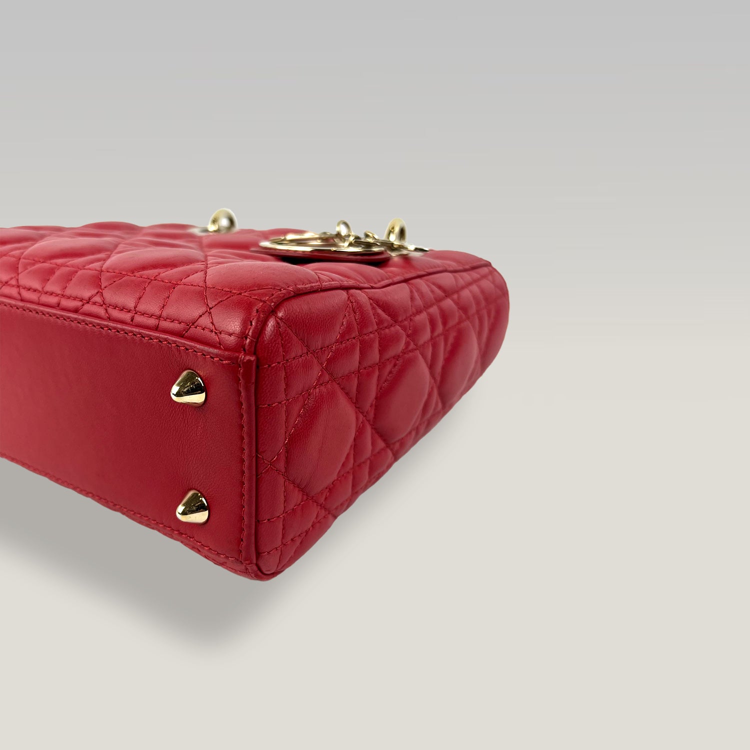 Dior Lady Dior Small Rossa in Pelle Cannage con Charm D.I.O.R.