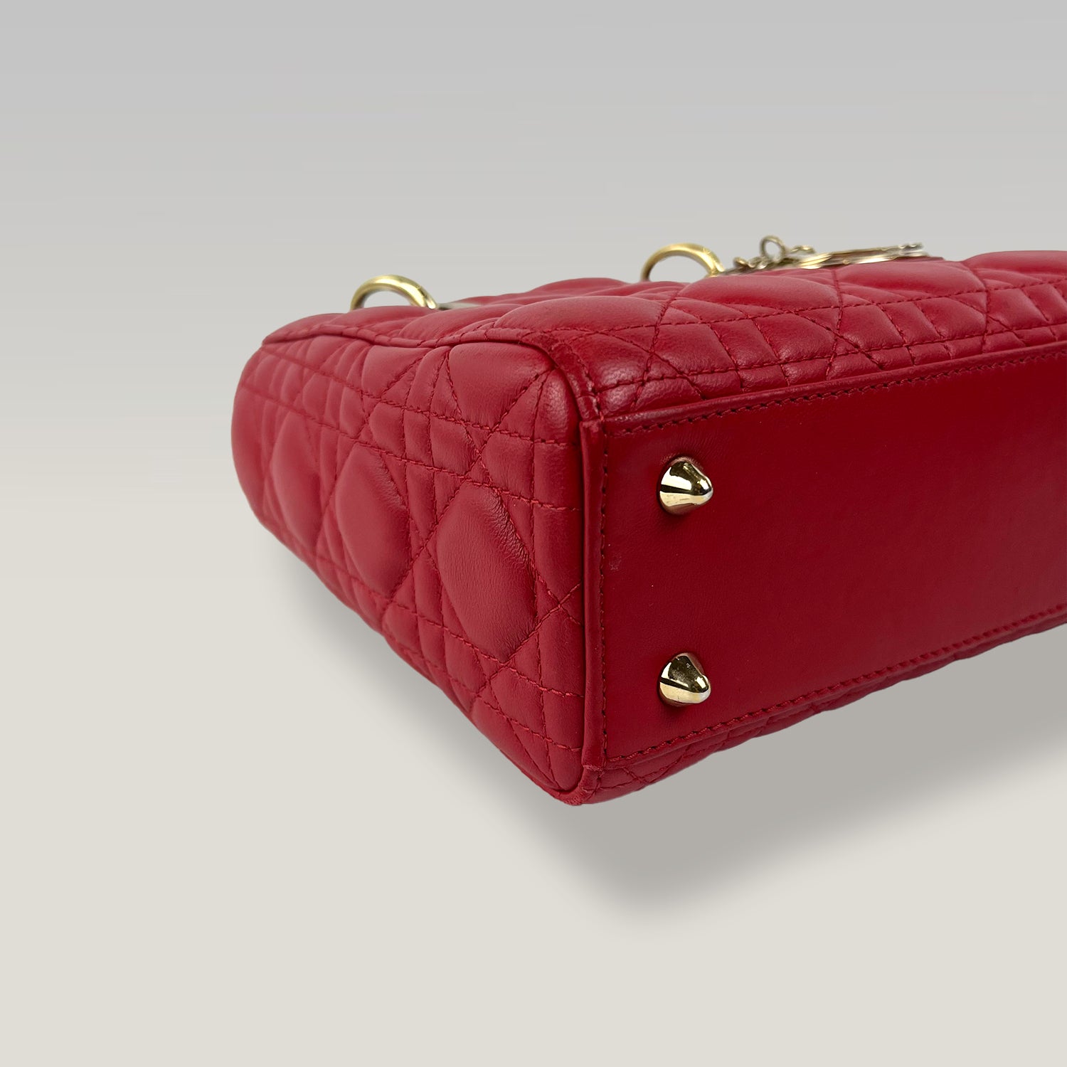 Dior Lady Dior Small Rossa in Pelle Cannage con Charm D.I.O.R.