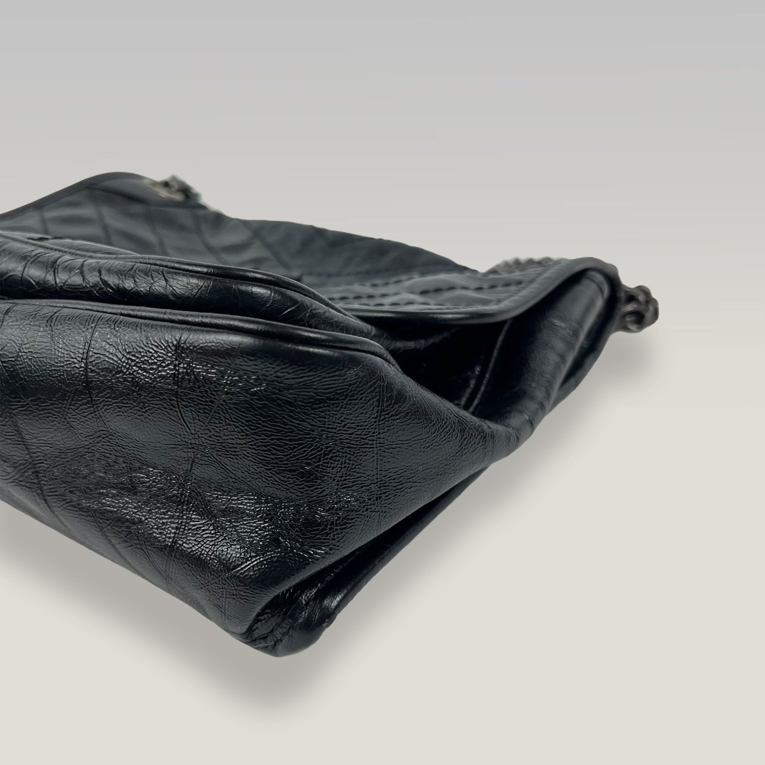 Saint Laurent Niki Medium Bag Nera in Pelle con Catena Antracite