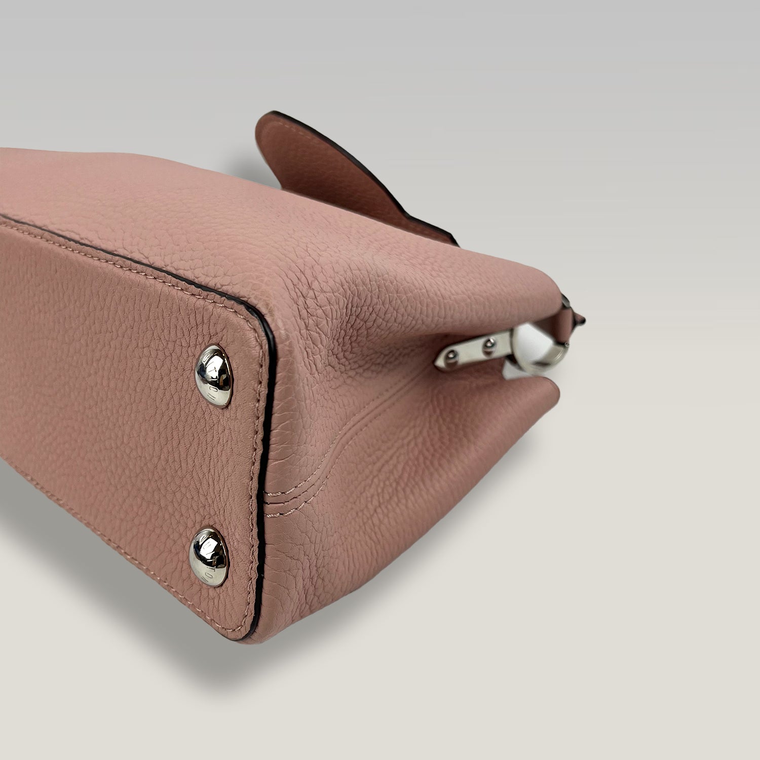 Louis Vuitton Capucines Borsa Donna in Pelle Martellata Rosa Cipria con Hardware Argento