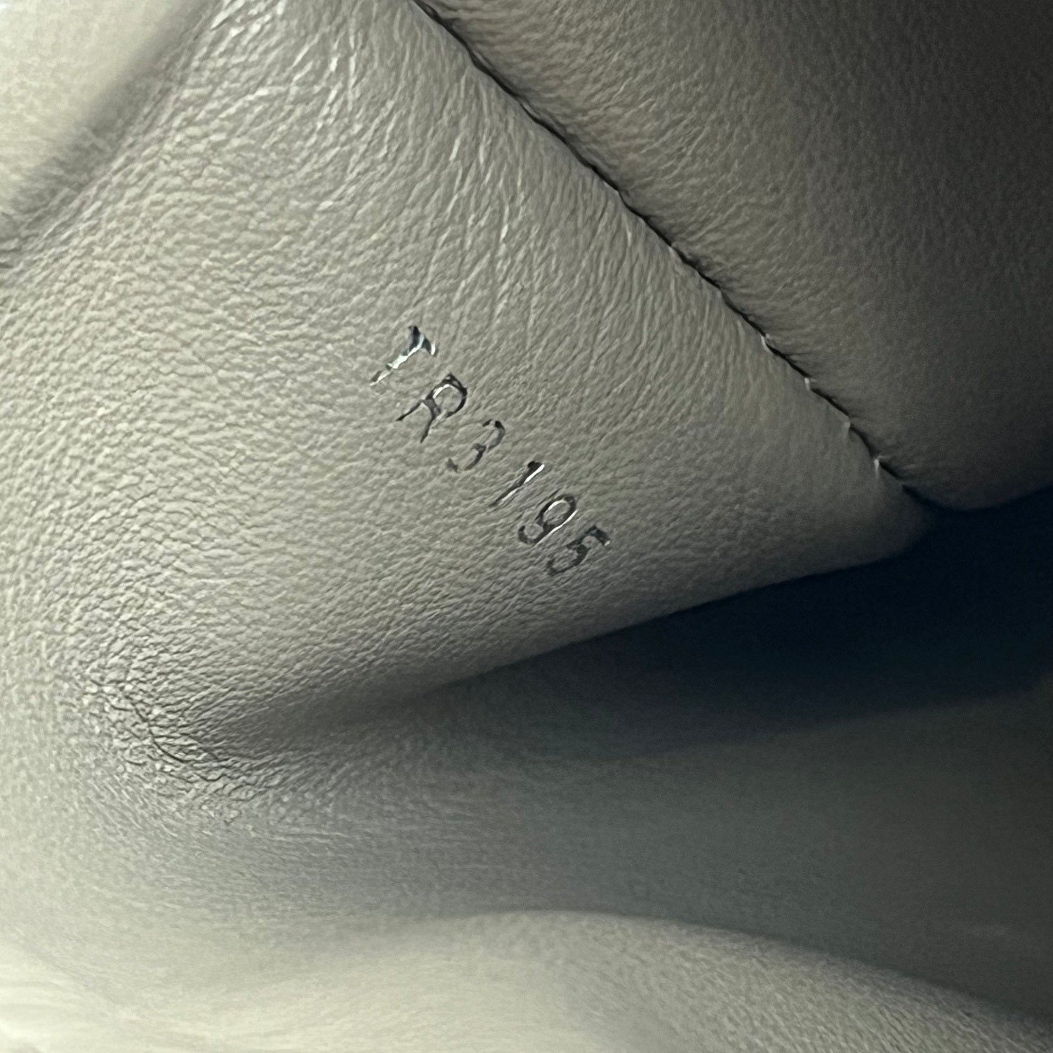 Louis Vuitton Capucines Borsa Donna in Pelle Martellata Rosa Cipria con Hardware Argento