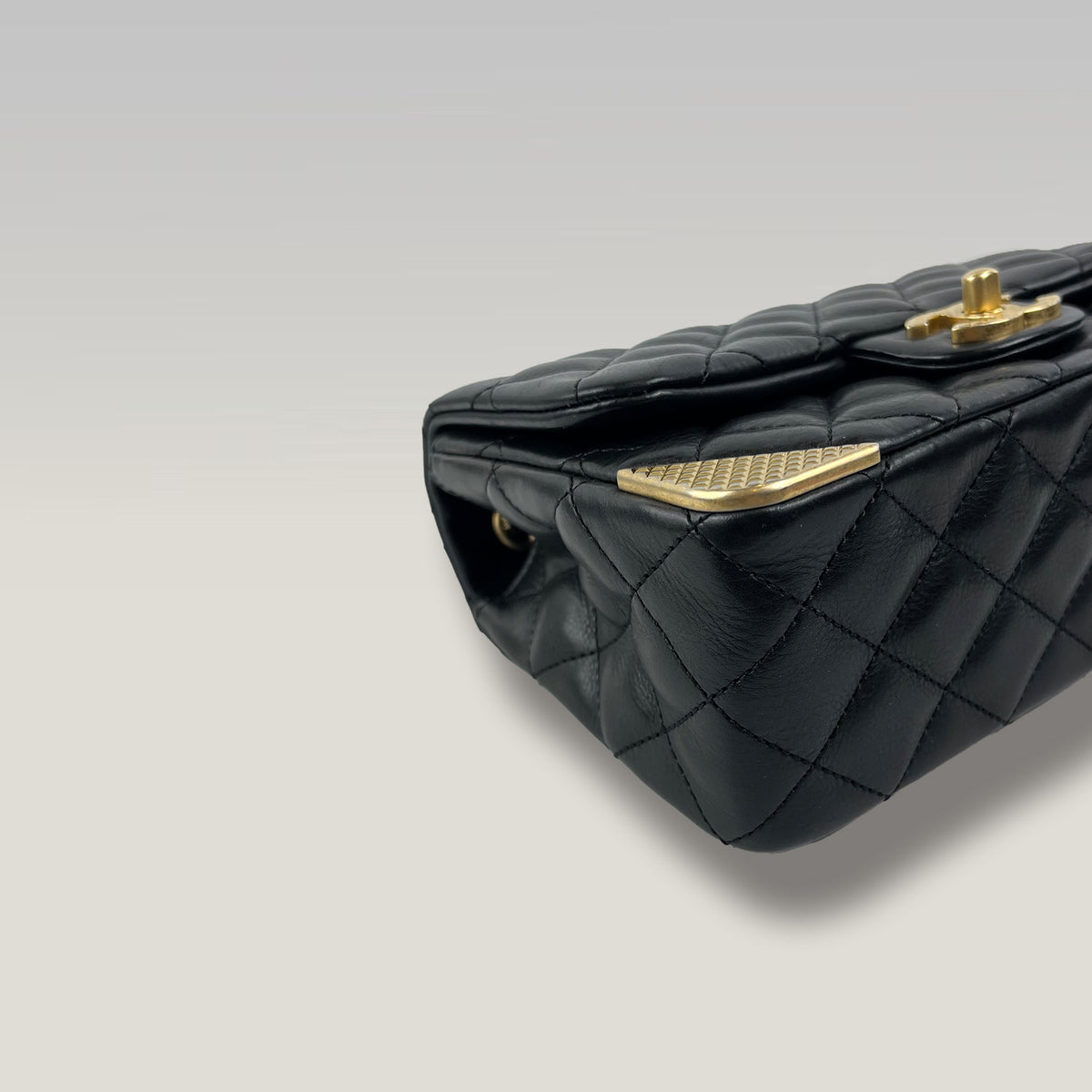 CHANEL Classic Flap Piccola Nera in Pelle Trapuntata con Hardware Dorato e Card di Autenticità