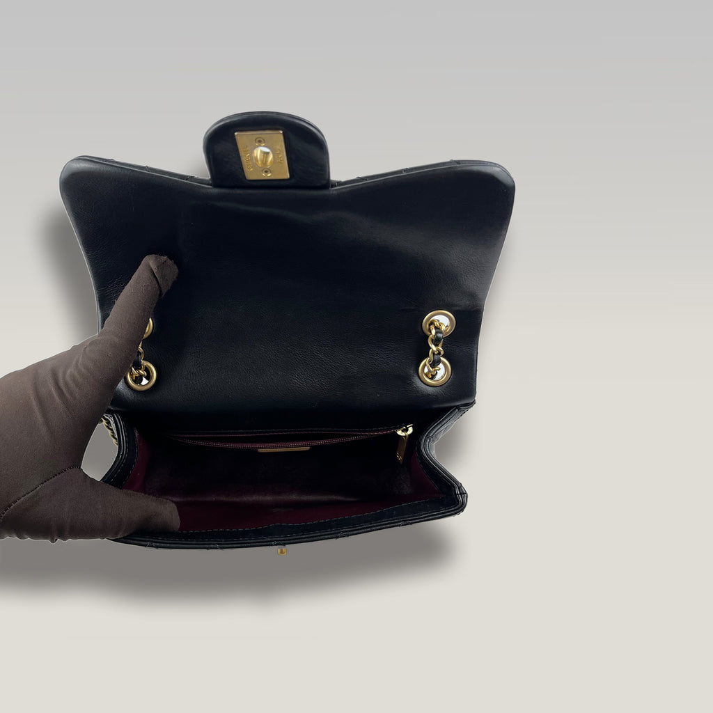 CHANEL Classic Flap Piccola Nera in Pelle Trapuntata con Hardware Dorato e Card di Autenticità