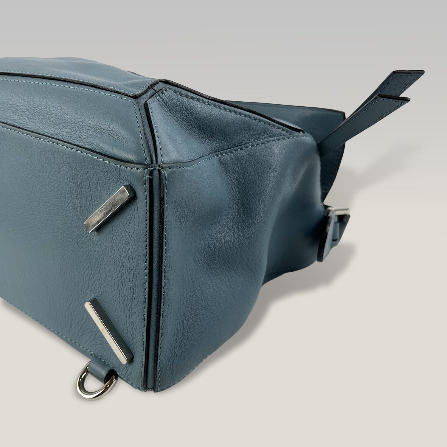 Loewe Puzzle Bag Medium Azzurra in Pelle Liscia con Tracolla Regolabile