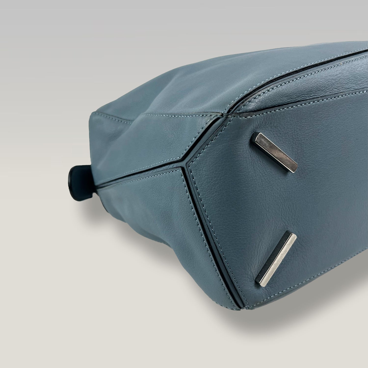 Loewe Puzzle Bag Medium Azzurra in Pelle Liscia con Tracolla Regolabile