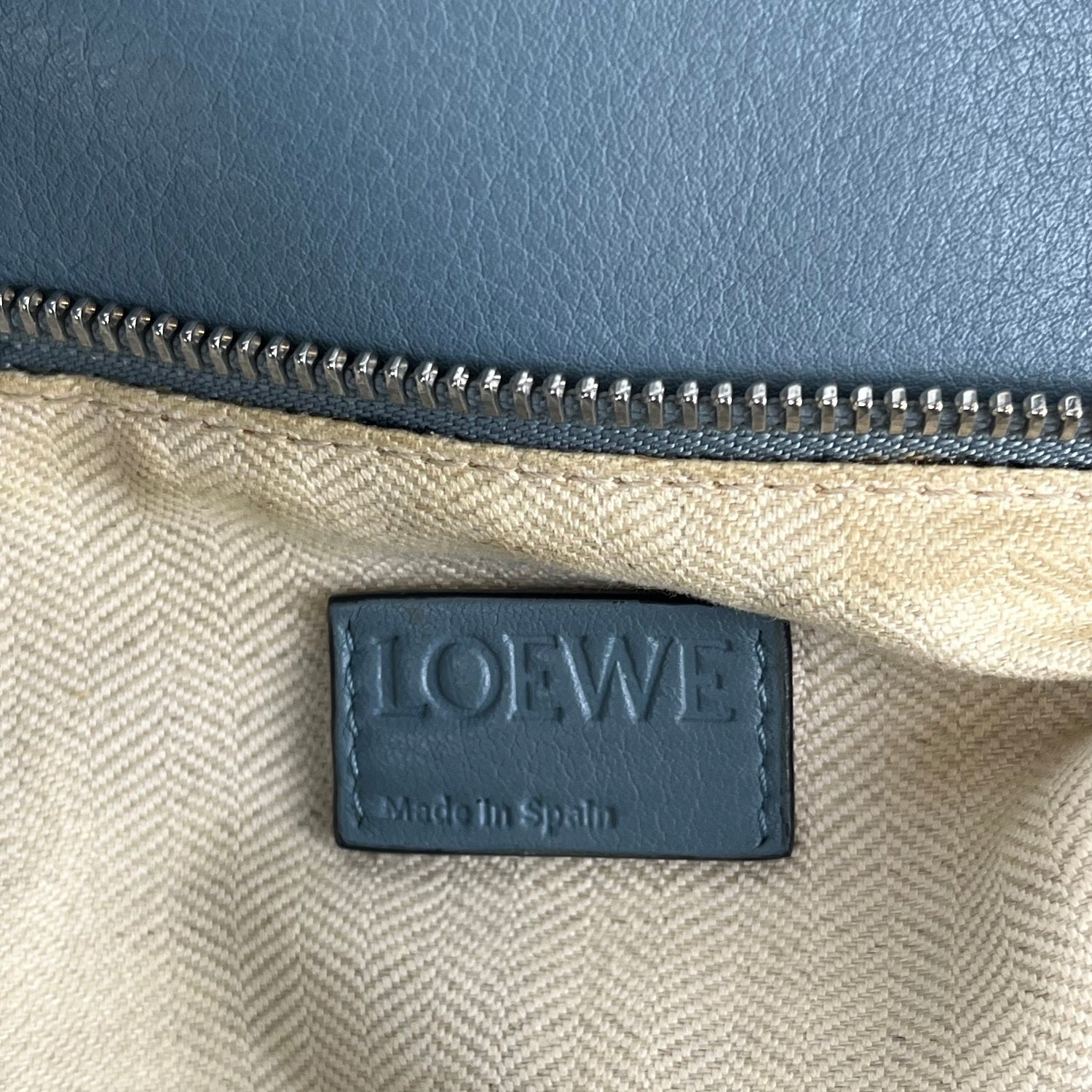 Loewe Puzzle Bag Medium Azzurra in Pelle Liscia con Tracolla Regolabile