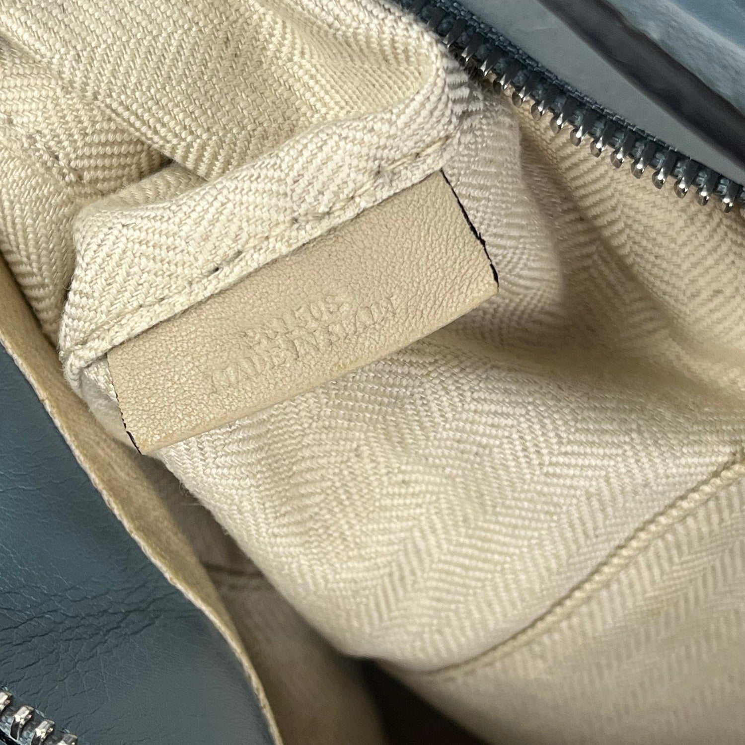 Loewe Puzzle Bag Medium Azzurra in Pelle Liscia con Tracolla Regolabile