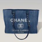 Chanel Deauville Tote in Denim Blu con Logo Ricamato e Catena – Borsa Shopping a Spalla