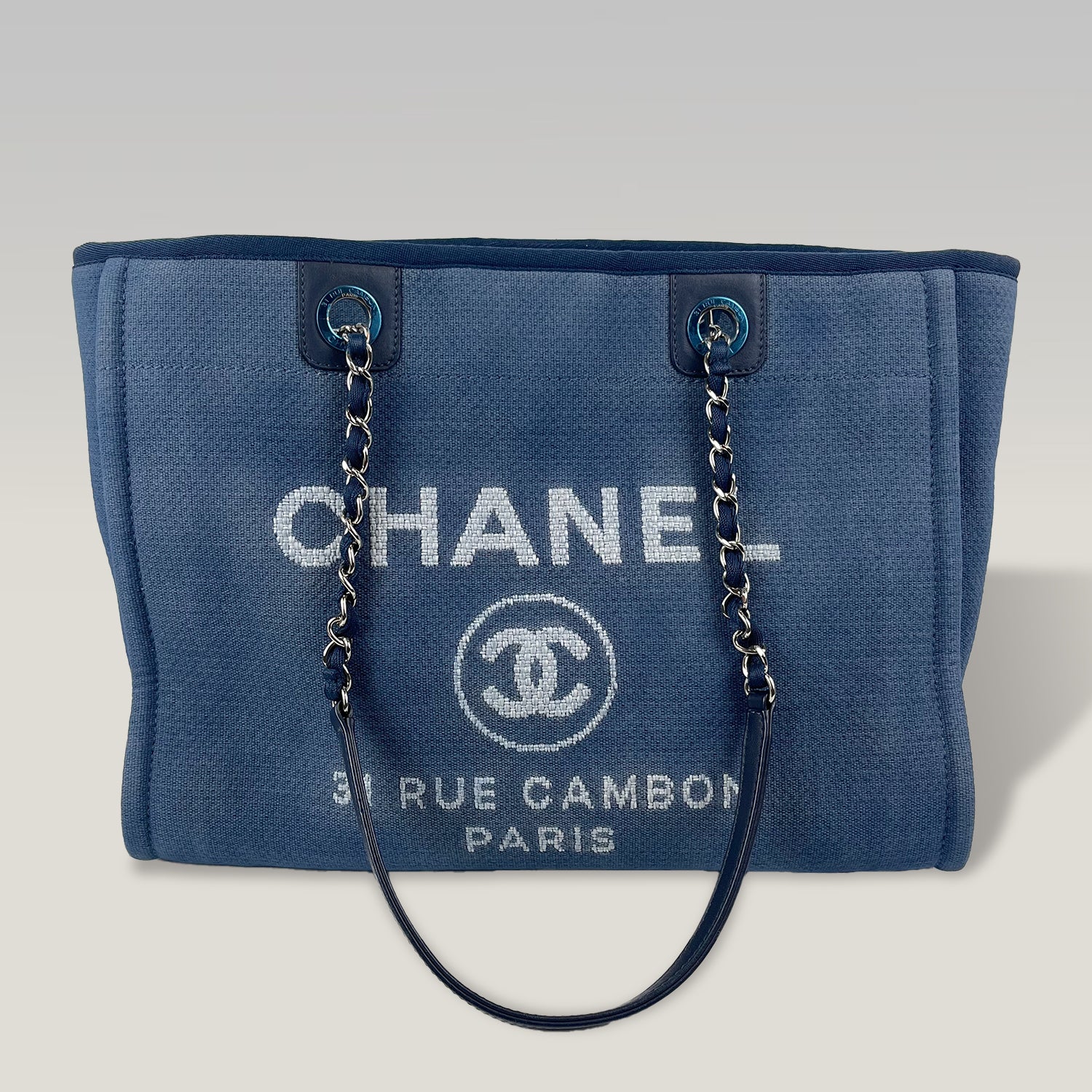 Chanel Deauville Tote in Denim Blu con Logo Ricamato e Catena – Borsa Shopping a Spalla