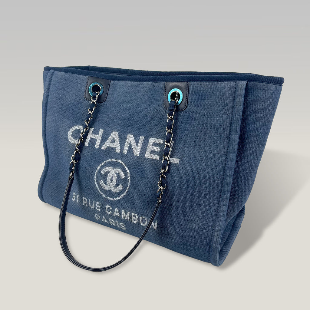 Chanel Deauville Tote in Denim Blu con Logo Ricamato e Catena – Borsa Shopping a Spalla