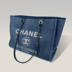 Chanel Deauville Tote in Denim Blu con Logo Ricamato e Catena – Borsa Shopping a Spalla