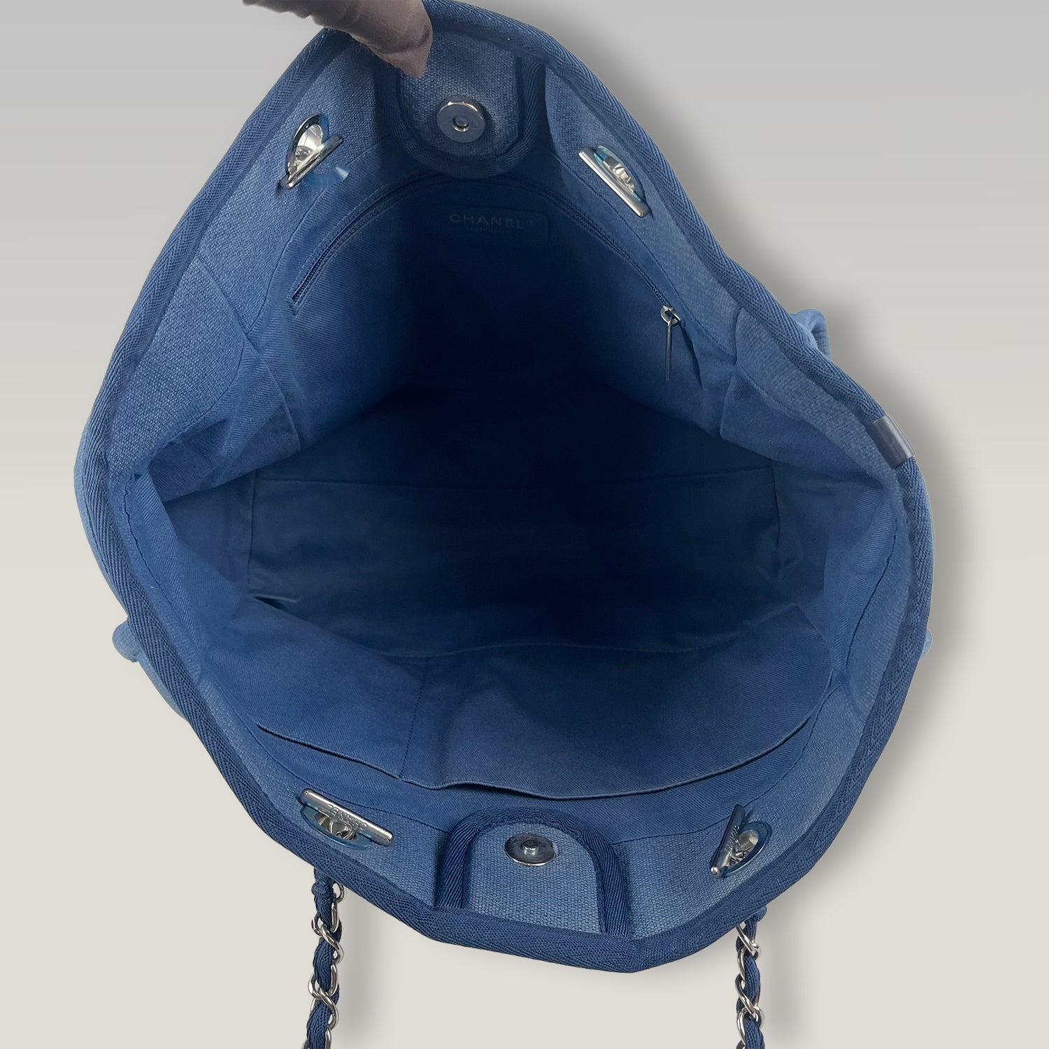 Chanel Deauville Tote in Denim Blu con Logo Ricamato e Catena – Borsa Shopping a Spalla