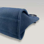 Chanel Deauville Tote in Denim Blu con Logo Ricamato e Catena – Borsa Shopping a Spalla