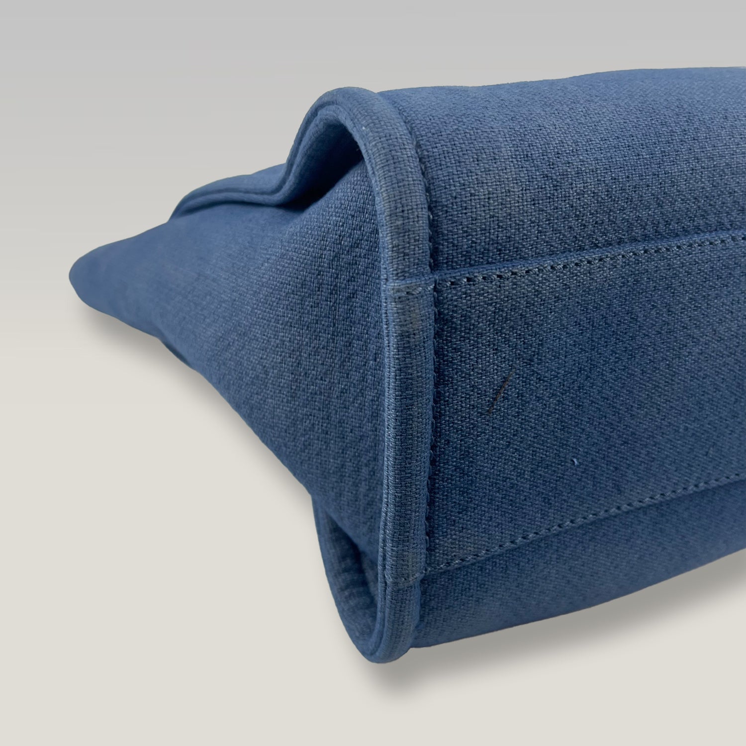 Chanel Deauville Tote in Denim Blu con Logo Ricamato e Catena – Borsa Shopping a Spalla