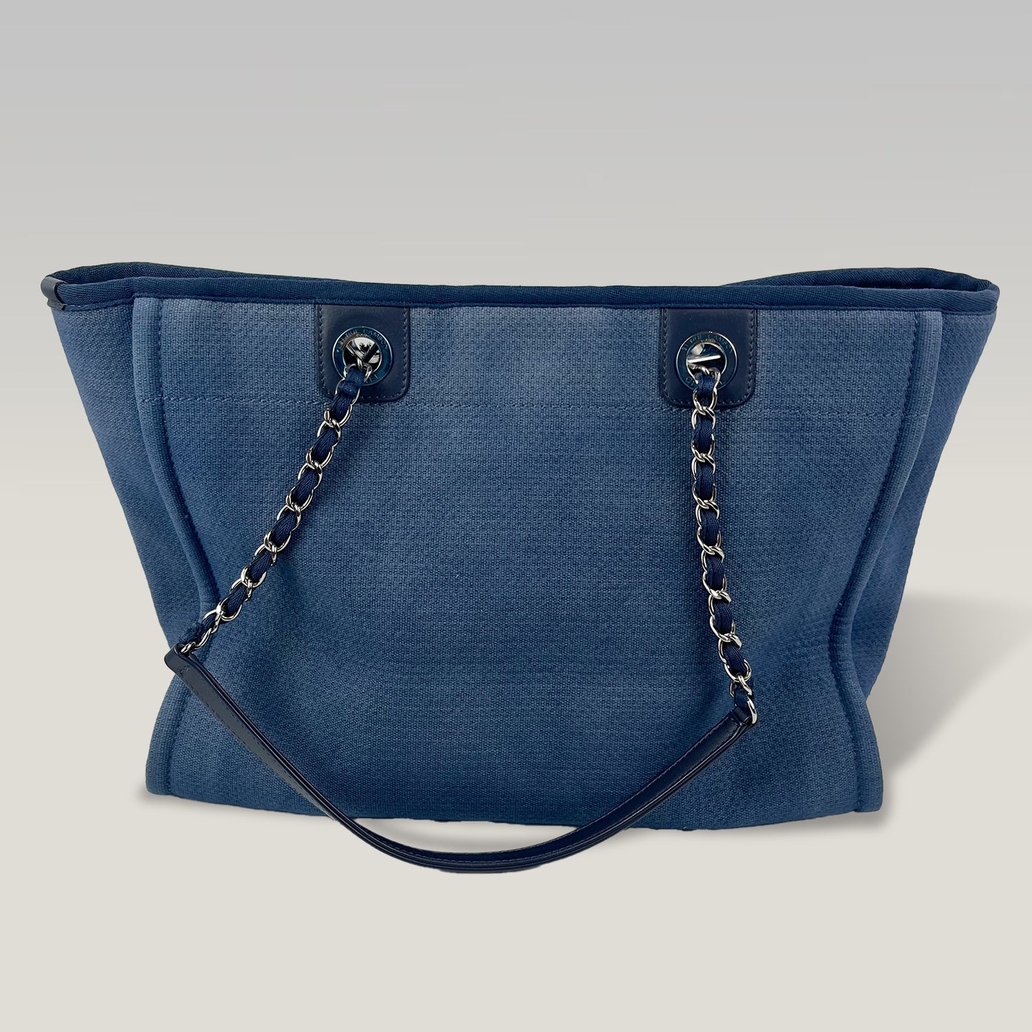 Chanel Deauville Tote in Denim Blu con Logo Ricamato e Catena – Borsa Shopping a Spalla