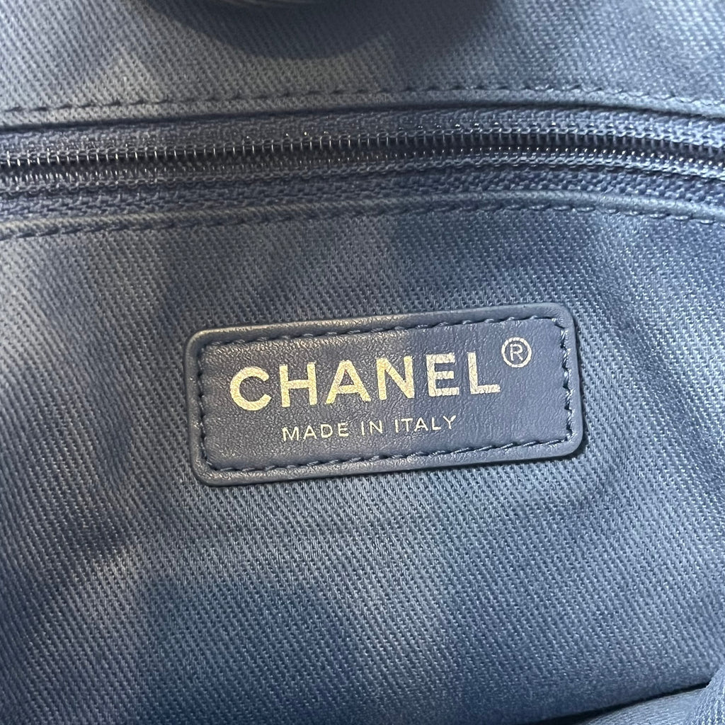 Chanel Deauville Tote in Denim Blu con Logo Ricamato e Catena – Borsa Shopping a Spalla
