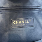 Chanel Deauville Tote in Denim Blu con Logo Ricamato e Catena – Borsa Shopping a Spalla