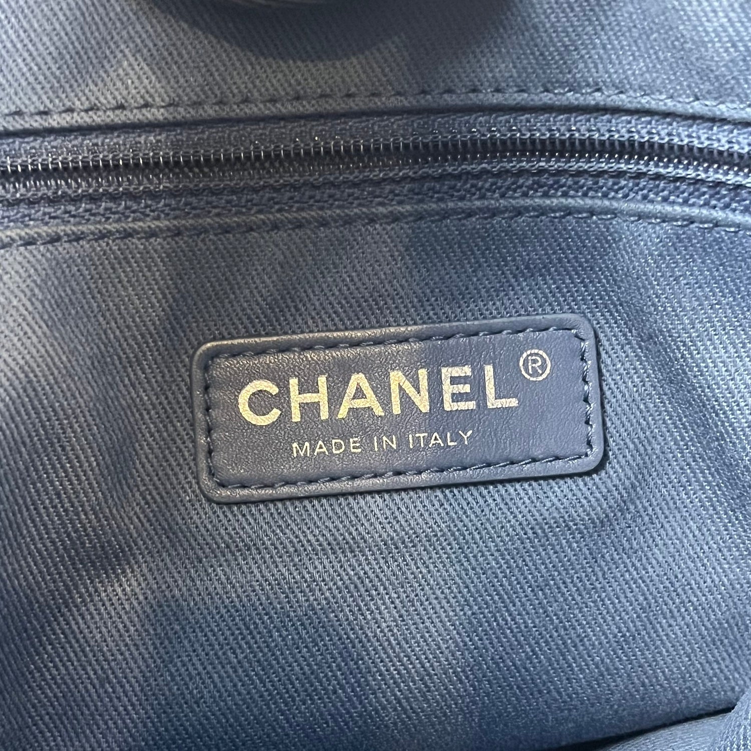 Chanel Deauville Tote in Denim Blu con Logo Ricamato e Catena – Borsa Shopping a Spalla