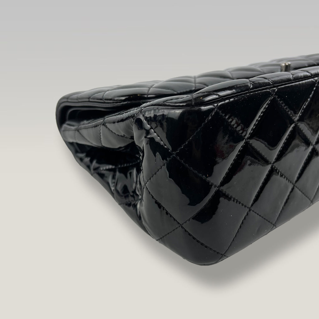 Chanel Classic Flap Jumbo in Pelle Verniciata Nera – Borsa a Spalla Matelassé con Catena 30 cm