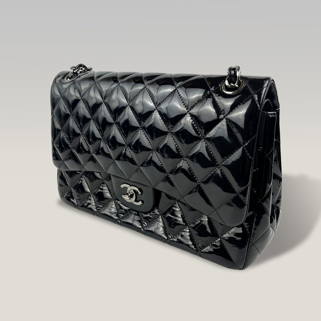 Chanel Classic Flap Jumbo in Pelle Verniciata Nera – Borsa a Spalla Matelassé con Catena 30 cm