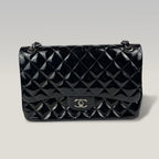 Chanel Classic Flap Jumbo in Pelle Verniciata Nera – Borsa a Spalla Matelassé con Catena 30 cm