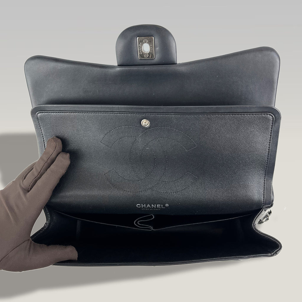 Chanel Classic Flap Jumbo in Pelle Verniciata Nera – Borsa a Spalla Matelassé con Catena 30 cm
