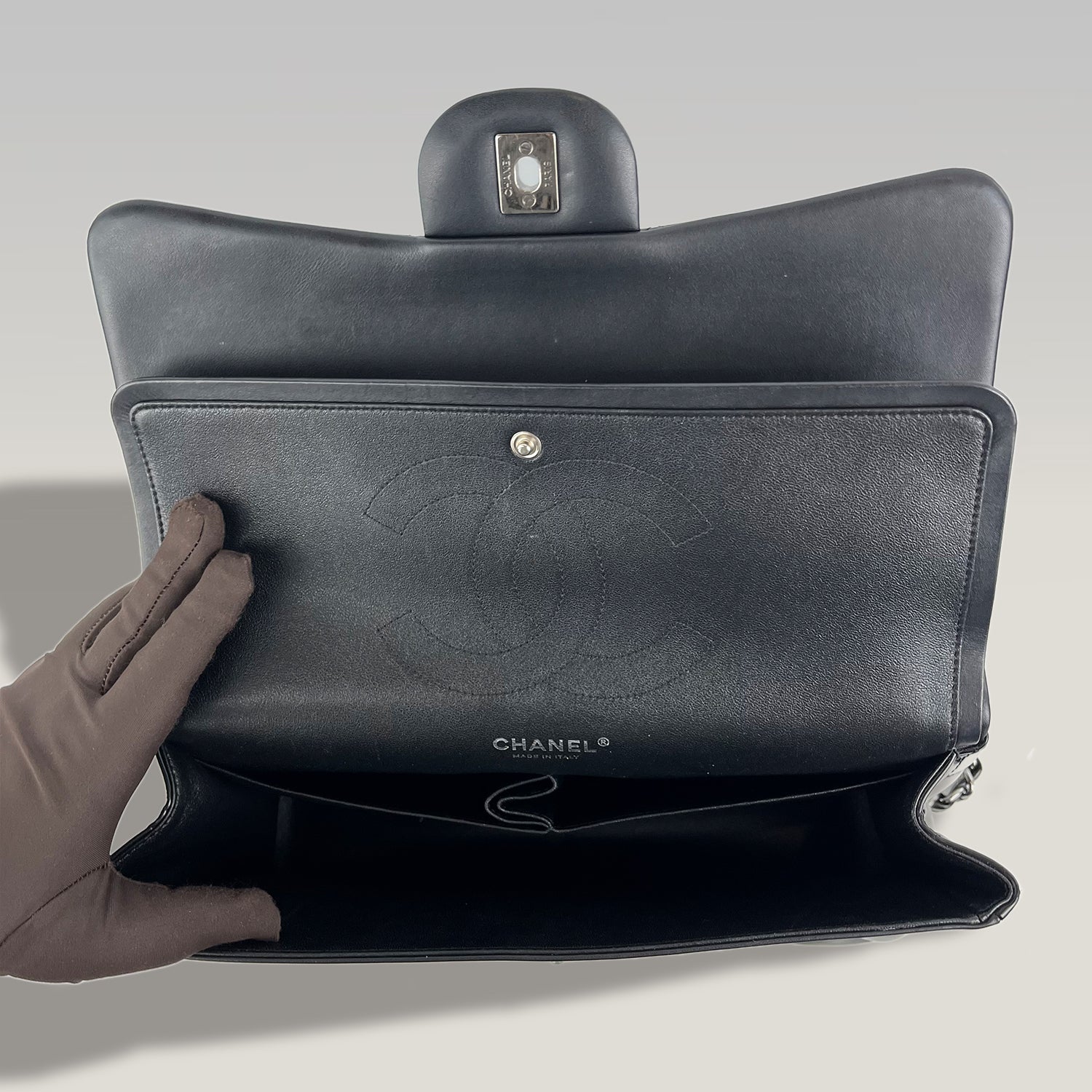 Chanel Classic Flap Jumbo in Pelle Verniciata Nera – Borsa a Spalla Matelassé con Catena 30 cm