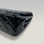 Chanel Classic Flap Jumbo in Pelle Verniciata Nera – Borsa a Spalla Matelassé con Catena 30 cm